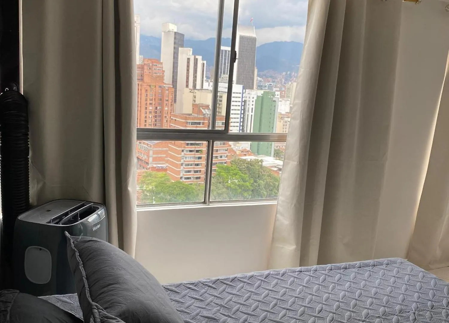 En La Cima Y En El Corazon De Medellin Apartment